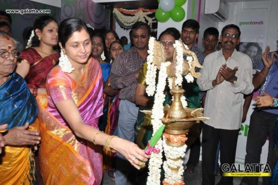 Devayani Inaugurates Green Trends Hair & Style Salon at Madipakkam tamil  Event Photo Gallery | Galatta