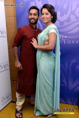 Dinesh Karthik and Dipika Pallikal launch Evara Platinum Blessings tamil  Event Photo Gallery | Galatta