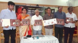 Dr Rajakumar Samagra Charitre Handbook Released