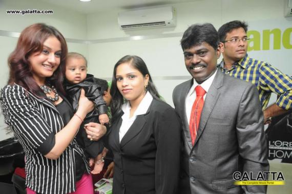Sonia Agarwal Inaugurates Green Trends Hair & Style Salon at Ambattur tamil  Event Photo Gallery | Galatta