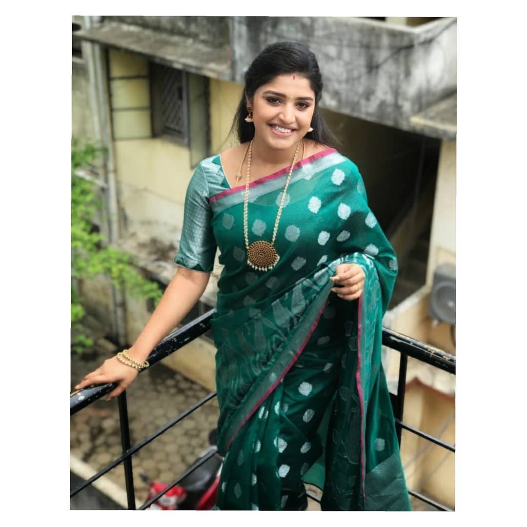  Shreya looks comely in this silver zari on sea green number from Izhaiyal, accessorized with a traditional looking white bead-work and heavy pendant set. - Fashion Models
