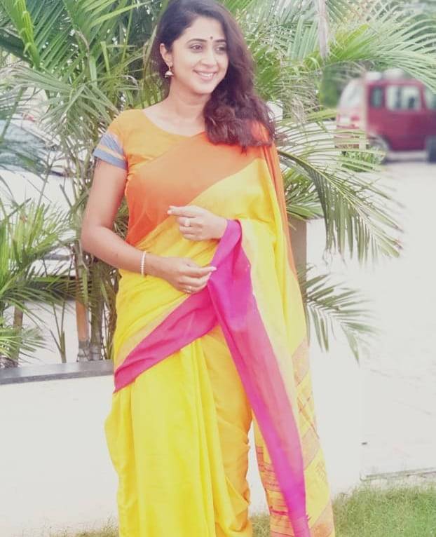 The bright yellow handloom saree with solid orange and pink borders and simple designs down the pallu is good as daily wear but can also double up as a statement with heavy jewellery - Fashion Models