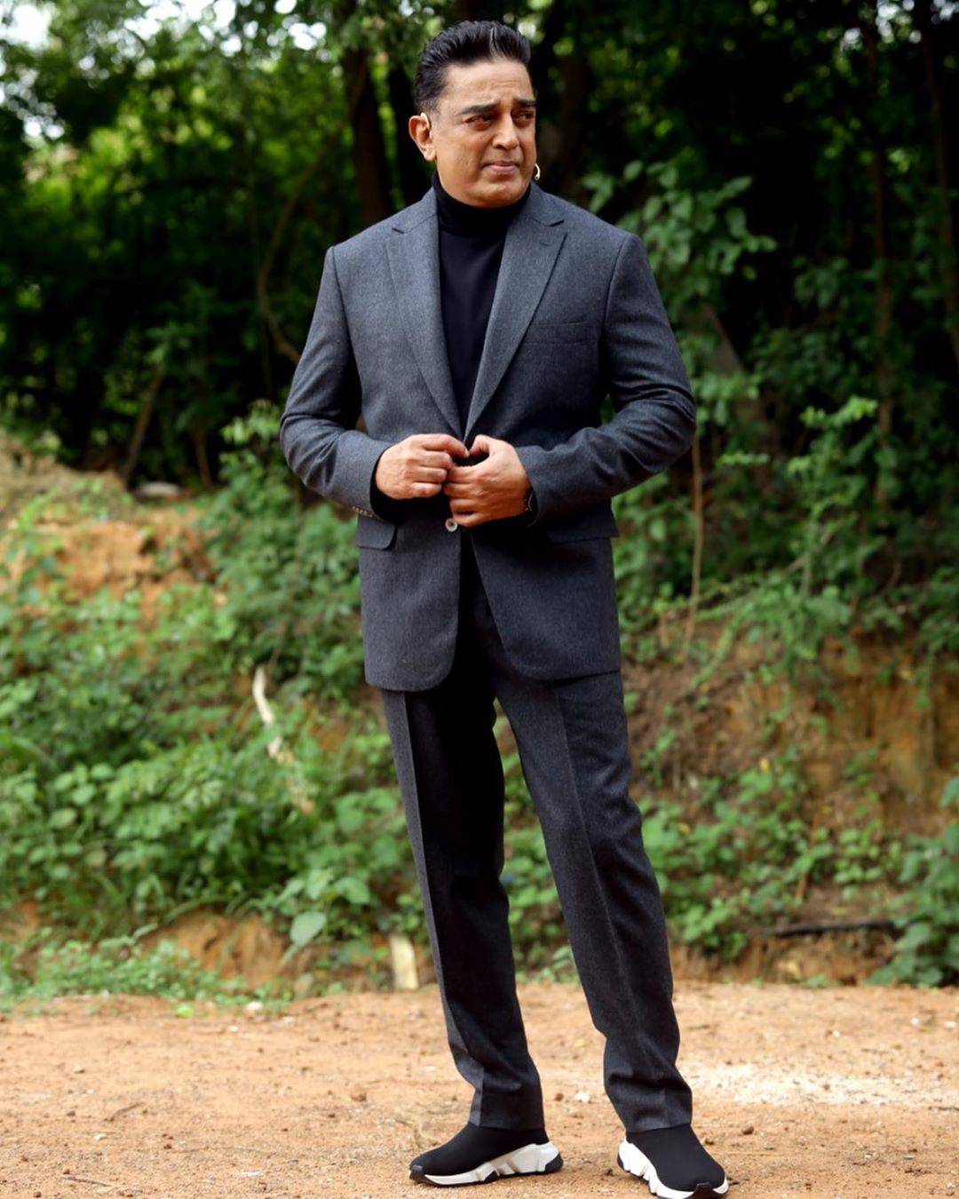 Kamal Haasan’s style on the big boss -3 has been catchy – (remember the cowl tshirt?) and this weekend, he wore a closed neck tee with a charcoal grey suit and the look is ever so reminiscent of the Vishwaroopam look. - Fashion Models