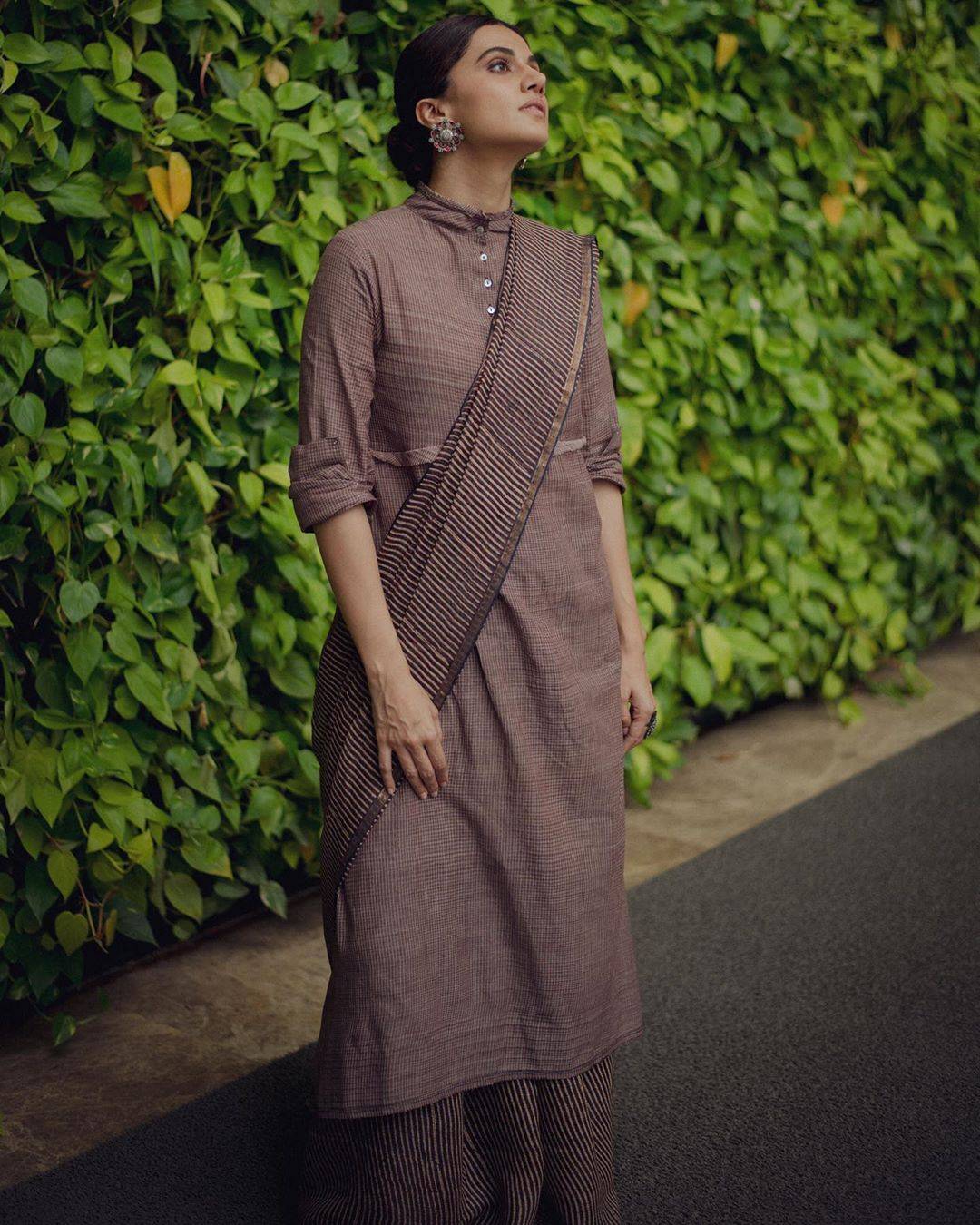 Stylist Devki paired the beautiful hand-blockprint saree with a handwoven kurtha from Khadi and we just love the look! - Fashion Models