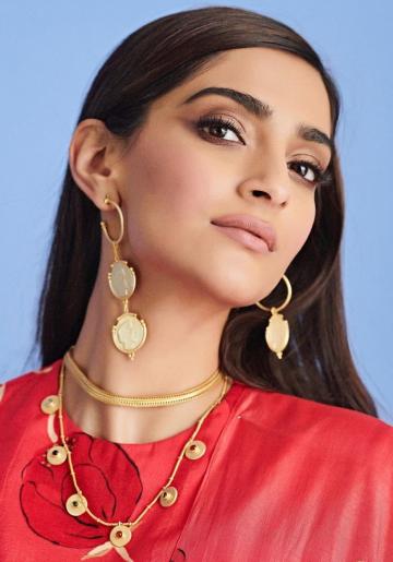  We aren't big on gold jewellery, but Sonam's sibling-stylist Rhea Kapoor has us pinned with the minimal layering of chains and those interesting hoop earrings from Olio - Fashion Models