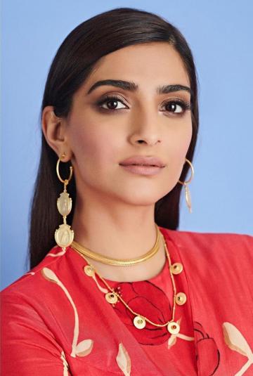 Make-up artist Arti Nayar is slowly becoming our go-to girl for palette issues because she always keeps it aesthetic. Those are some great contouring and eye shadow lessons right there - Fashion Models