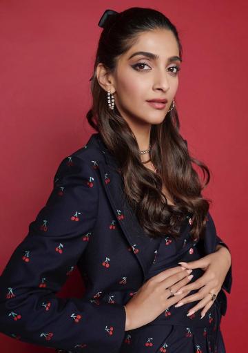 The hoops from Gehna and necklaces from Jet Gems are on point and we're loving the urban half bun that Sonam is sporting - Fashion Models