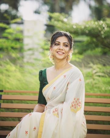 Aggregate more than 160 hairstyle in kerala saree - POPPY