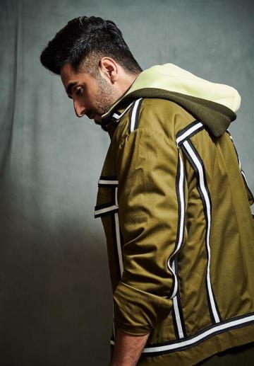 The jacket from Agrima Batra – Olive green with stripes – is sober and playful at the same time. - Fashion Models