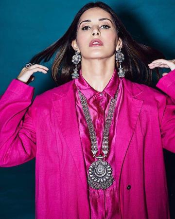The saving grace is a statement silver necklace from Minerali, backed up by earrings from Curio Cottage - Fashion Models