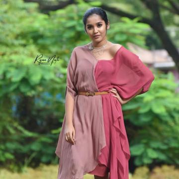 Malayalam Actress Anika Hot Xxx Videos - Anikha Surendran looking all grown up in this outfit