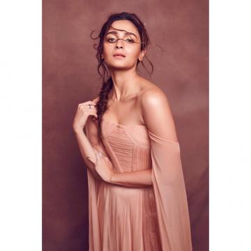 Go Pink Or Go Home: Alia Bhatt Vs Mahira Khan: Which Gorgeous Lady Rocked  The Strapless