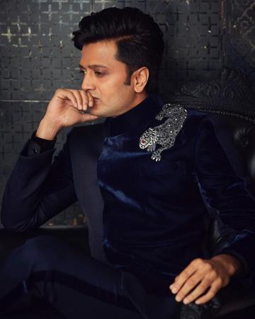 Riteish's multitexture velvet suit from Manish Malhotra with a silver animal motif has a timeless elegance to it - Fashion Models