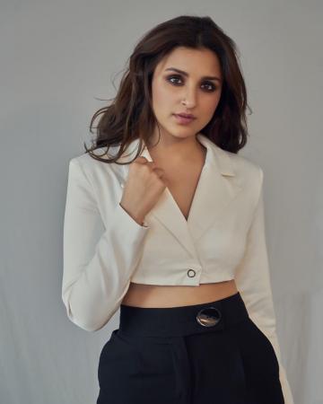 Parineeti kept the look on point with matte lips and smoky eyes - Fashion Models