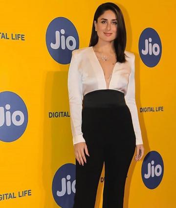Kareena Kapoor Khan arrived at the Mumbai film festival venue in this classy outfit from Judy Zhang - Fashion Models