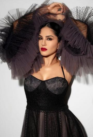  Sunny Leone can kill with looks when she wants to - she's breathtaking in this black outfit from Supria Munjal - Fashion Models
