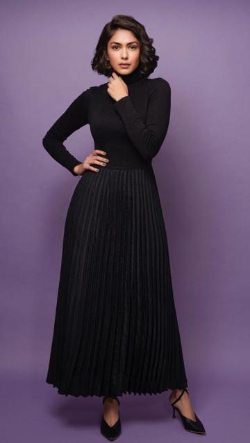Really, stylist Pranay Jaitly? why was that plain black pleated skirt even considered wearable? - Fashion Models