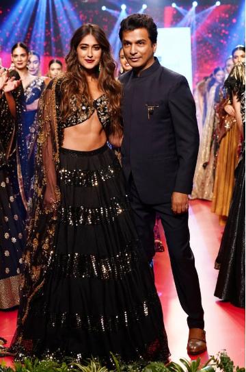 Ileana D'Cruz was the show stopper for designer Vikram Phadnis at the Bombay Times fashion week and she ended the show with elan - Fashion Models