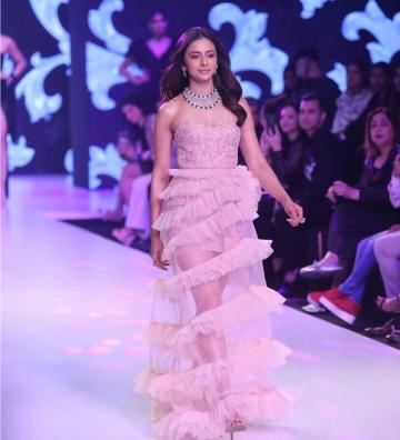 The lady was indeed dressed well - in an off-shoulder tight-bust gown which has a ruffled tulle skirt - Fashion Models