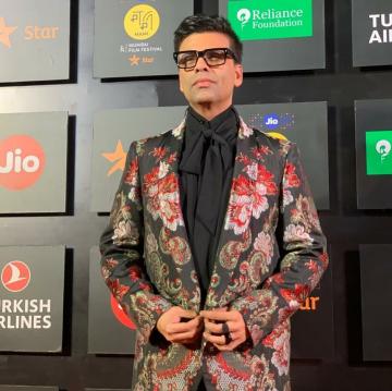 We love the thin lapels of the floral coat, the plain black lose bow tie and the button-up-when-standing instinct that Karan seems to have - Fashion Models