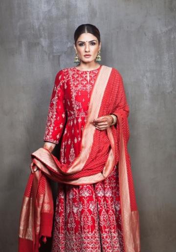 The shawl has the grace of a Benarasi saree and suits the top well - Fashion Models