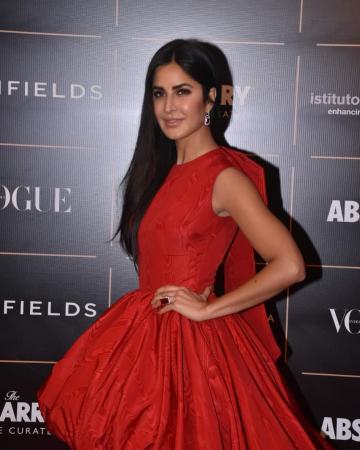  Katrina kept her make-up on point with shimmer blush and marble-skin achieved by liberal use of peach colours - Fashion Models