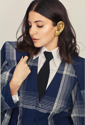Anushka won Style Icon of the Year award. It is no wonder - take a look at the ear-shaped gold ear cuff she is wearing - Fashion Models