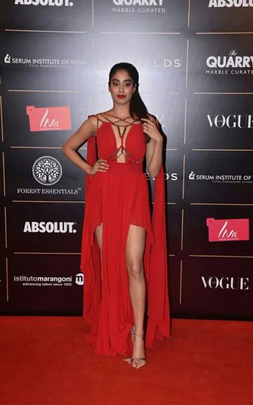  Jhanvi Kapoor arrived at the Vogue women of the year awards looking like a goddess in this hot, flowy dress from Basil Soda - Fashion Models