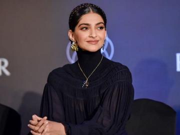 Sonam Kapoor was spotted at the Dubai Stars awards in this cute black ensemble from Chloe - Fashion Models