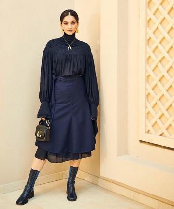 Stylist Rhea Kapoor found her sister a contrasting olive green bag - Fashion Models