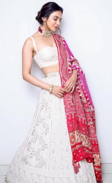 The necklace and bracelet set from Tyani looks greats on Rakul - Fashion Models