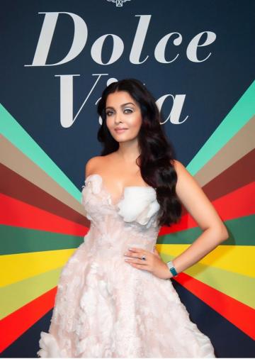 Makeup artist Charlotte Willer tried to match the sparkle of Aishwarya's eyes and hairstylist Stephane Lancien gave her a wavy dark hairdo - Fashion Models
