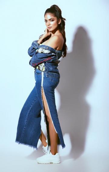 Nobody has ever said anything nice about pairing jeans with a similar shade of jeans, but here you go - Fashion Models