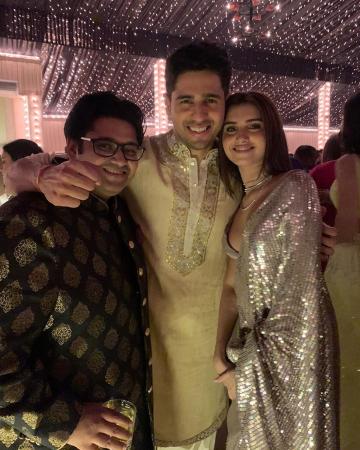 Siddharth Malhotra was spotted at the Bachchan's Diwali bash in this offwhite kurta from the Label Mard - Fashion Models