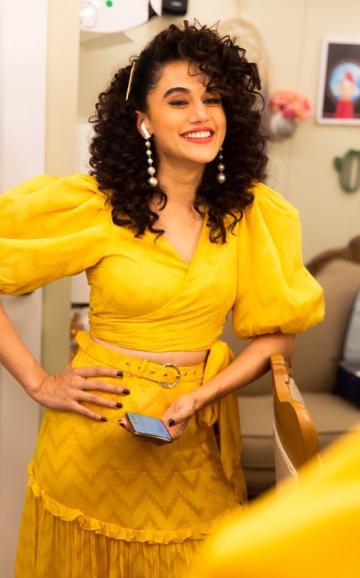 Hairstylist Franco Vallelonga earned brownie points for those perfect screw-curls; makeup artist Saniya Shadadpuri also matched the spirit by accentuating Taapsee's features - Fashion Models