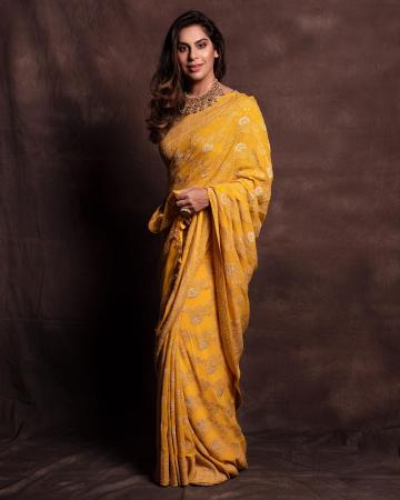 The mustard yellow saree from the Weaver Story has solid colour and off-white floral designs and the choker from Krsala jewellery is rich and suits the look well - Fashion Models