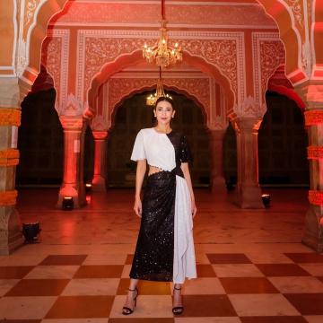 When the City Palace, Jaipur in got themselves listed in AirBNB, Oru own Karishma Kapoor decided to see what's up - Fashion Models