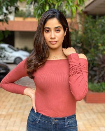 When all fashionistas go all out for promotions, Jhanvi Kapoor charmed us by appearing for the promotions of the Netflix original, Ghost Stories, in this simple ensemble from Asos - Fashion Models