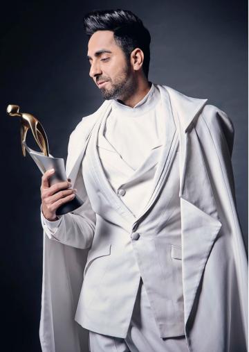 Ayushmann Khurrana appeared at the Filmfare glamour and style awards venue looking like an angel in a white cape - Fashion Models