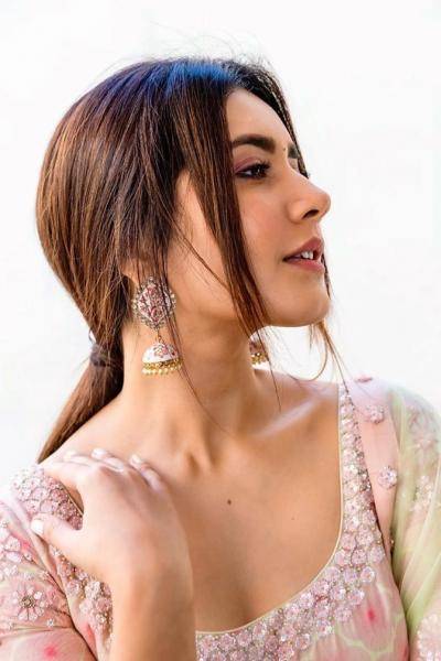 The jhumkas from Aquamarine matches the outfit and is pretty artistic - Fashion Models