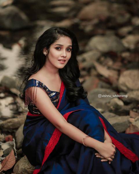 Makeup artist Shibin did a good job without making Anikha look caked in makeup - Fashion Models