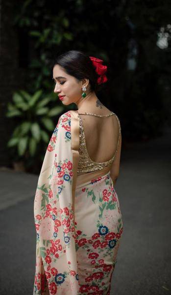 We love Aarti's style - there is a good chance to spot some flowers in her hair and the red that she mostly adds in her makeup schemes is quite heartening - Fashion Models