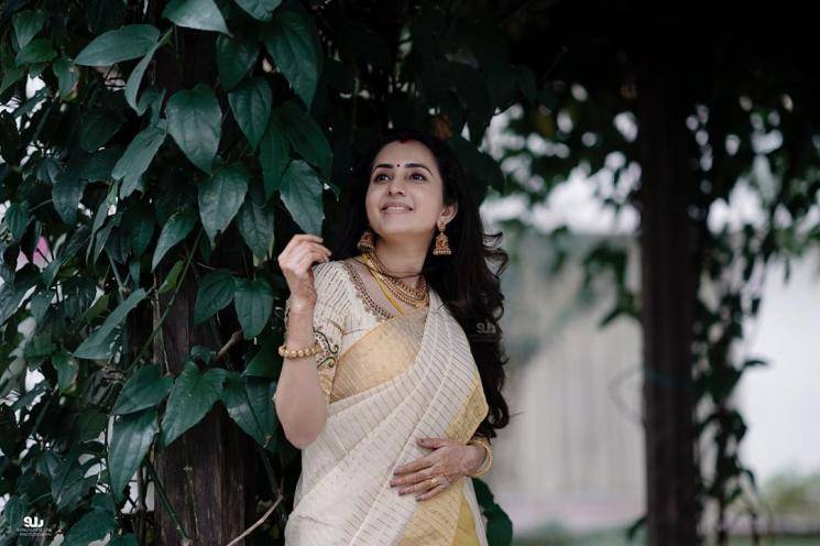 We love the ornaments that Bhama is wearing too - the twin necklaces are our favourites - Fashion Models