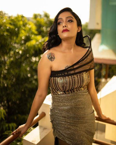Abhirami chose a makeup scheme with vintage waves with minimal base and bold lipstick - it almost salvages the outfit - Fashion Models