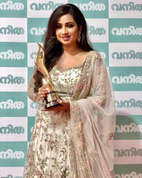 Shreya Ghoshal was seen at the Asianet Awards in this resplendent Anarkali in white and gold - Fashion Models