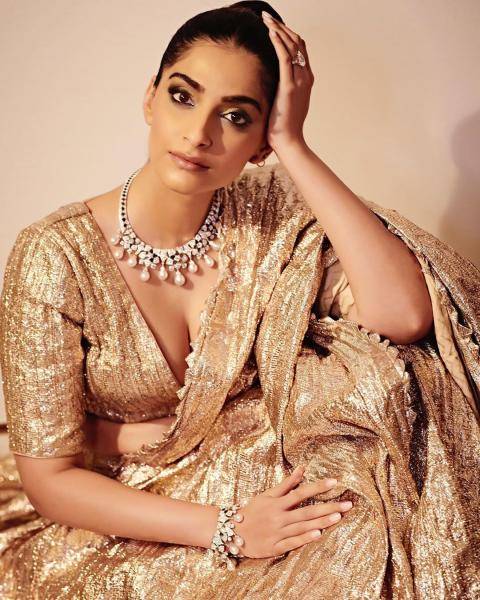 We love the way makeup artist Arti Nayar have drawn attention to Sonam's eyes - Fashion Models
