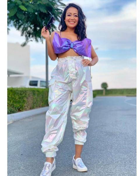 The noodle strap top shaped like a bow looks cute, and the chunky athleisure shoes along with the shiny oversized pants makes it even more sweet - Fashion Models